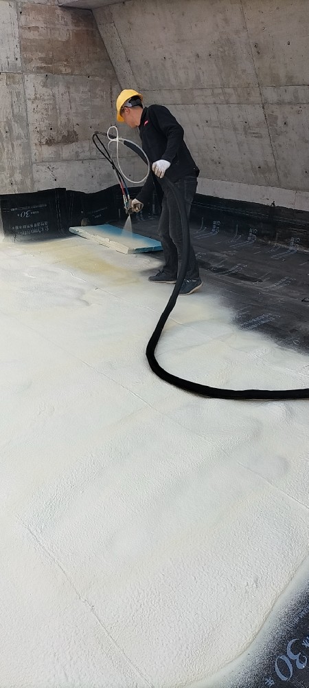 做聚氨酯發泡保溫前對外墻基層有什么技術要求？